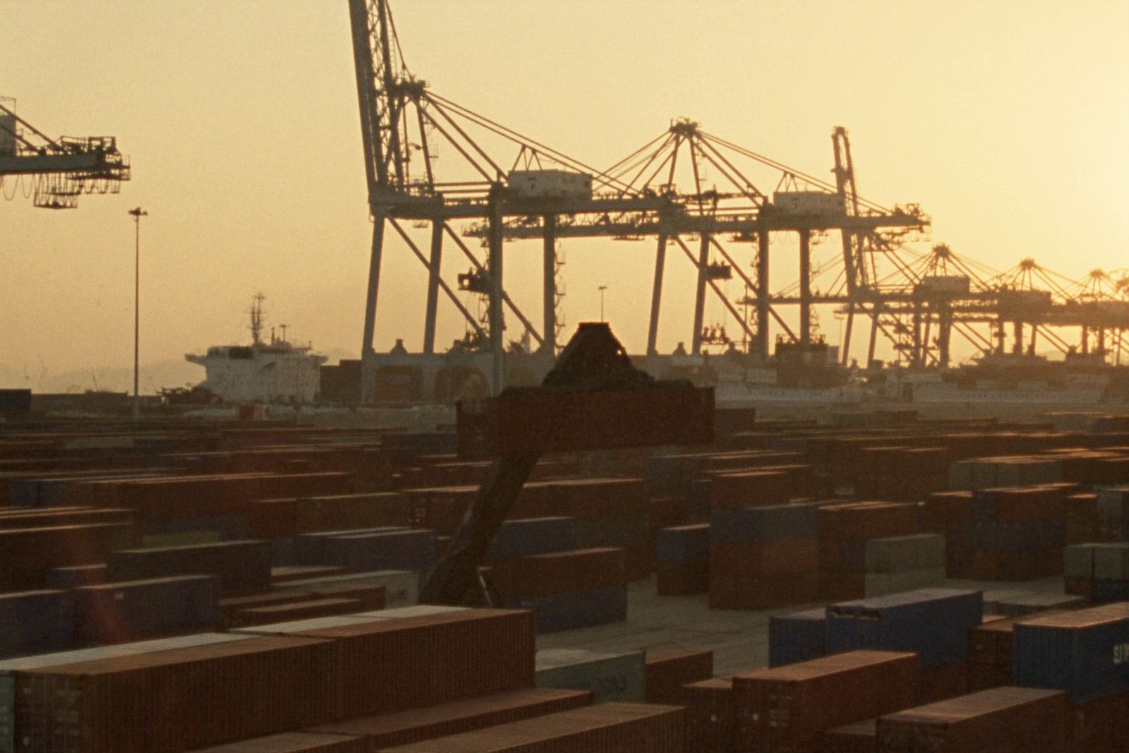 Reach stackers & port cranes